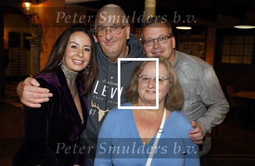 Asten 2 november 2023
Boekpresentatie Peter Gillis op park Prinsesmeer.
Aanwezig vriendin Wendy v Hout en zijn kinderen Mark Inge en Ruud . Mark Baanders reikte het eerste boek uit. Wendy v Hout met haar ouders en broer
