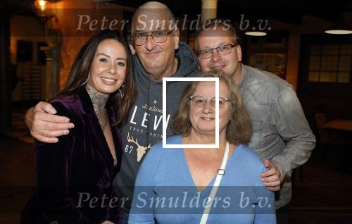 Asten 2 november 2023
Boekpresentatie Peter Gillis op park Prinsesmeer.
Aanwezig vriendin Wendy v Hout en zijn kinderen Mark Inge en Ruud . Mark Baanders reikte het eerste boek uit. Wendy v Hout met haar ouders en broer