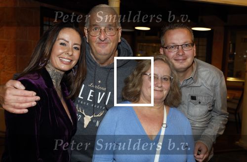 Asten 2 november 2023
Boekpresentatie Peter Gillis op park Prinsesmeer.
Aanwezig vriendin Wendy v Hout en zijn kinderen Mark Inge en Ruud . Mark Baanders reikte het eerste boek uit. Wendy v Hout met haar ouders en broer