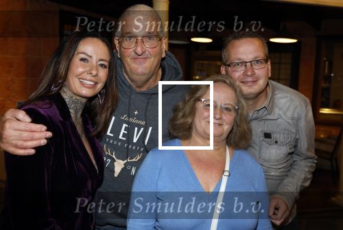 Asten 2 november 2023
Boekpresentatie Peter Gillis op park Prinsesmeer.
Aanwezig vriendin Wendy v Hout en zijn kinderen Mark Inge en Ruud . Mark Baanders reikte het eerste boek uit. Wendy v Hout met haar ouders en broer