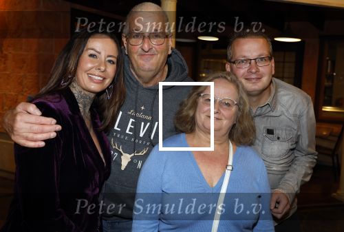 Asten 2 november 2023
Boekpresentatie Peter Gillis op park Prinsesmeer.
Aanwezig vriendin Wendy v Hout en zijn kinderen Mark Inge en Ruud . Mark Baanders reikte het eerste boek uit. Wendy v Hout met haar ouders en broer