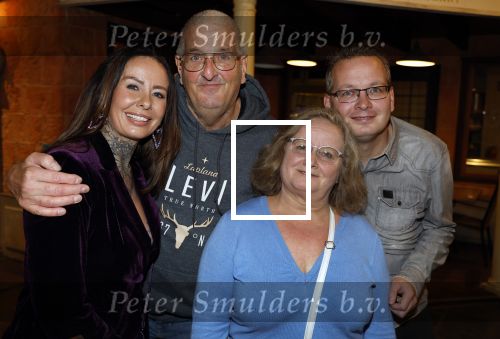 Asten 2 november 2023
Boekpresentatie Peter Gillis op park Prinsesmeer.
Aanwezig vriendin Wendy v Hout en zijn kinderen Mark Inge en Ruud . Mark Baanders reikte het eerste boek uit. Wendy v Hout met haar ouders en broer
