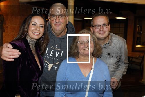 Asten 2 november 2023
Boekpresentatie Peter Gillis op park Prinsesmeer.
Aanwezig vriendin Wendy v Hout en zijn kinderen Mark Inge en Ruud . Mark Baanders reikte het eerste boek uit. Wendy v Hout met haar ouders en broer