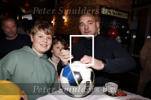 IJsselstin 27 november 2023
Boekpresentatie Glenn Helder . Wesley Sneijder krijgt het eerste exemplaar.