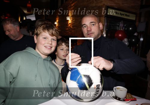 IJsselstin 27 november 2023
Boekpresentatie Glenn Helder . Wesley Sneijder krijgt het eerste exemplaar.