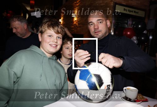 IJsselstin 27 november 2023
Boekpresentatie Glenn Helder . Wesley Sneijder krijgt het eerste exemplaar.
