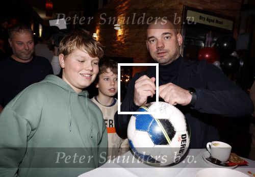 IJsselstin 27 november 2023
Boekpresentatie Glenn Helder . Wesley Sneijder krijgt het eerste exemplaar.