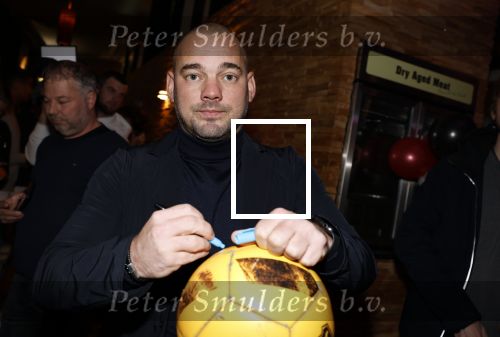 IJsselstin 27 november 2023
Boekpresentatie Glenn Helder . Wesley Sneijder krijgt het eerste exemplaar.
