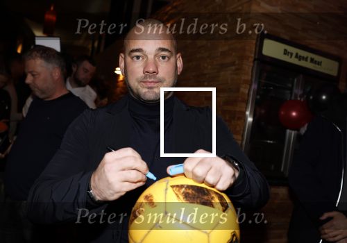 IJsselstin 27 november 2023
Boekpresentatie Glenn Helder . Wesley Sneijder krijgt het eerste exemplaar.