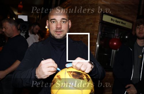 IJsselstin 27 november 2023
Boekpresentatie Glenn Helder . Wesley Sneijder krijgt het eerste exemplaar.