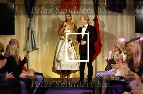 Amsterdam 2 december 2024
Addy v d Krommenacker heeft kleding ontworpen voor terre des Hommes .
oa Carolien ter Linden Jet de Nijs Justine Marcella Dwight v d Vijver Duco Bauwens Marianne Timmer en Laurien Verstraten liepen mee met de show.