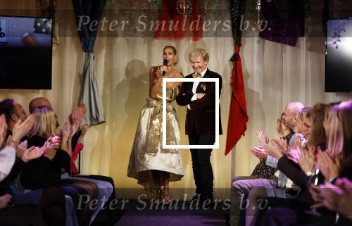 Amsterdam 2 december 2024
Addy v d Krommenacker heeft kleding ontworpen voor terre des Hommes .
oa Carolien ter Linden Jet de Nijs Justine Marcella Dwight v d Vijver Duco Bauwens Marianne Timmer en Laurien Verstraten liepen mee met de show.
