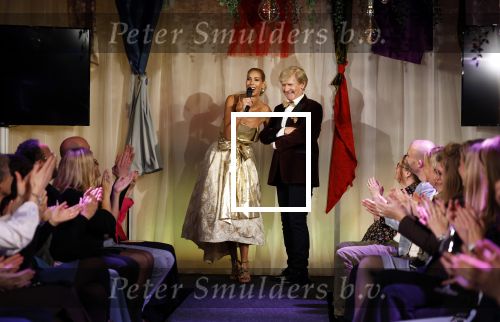 Amsterdam 2 december 2024
Addy v d Krommenacker heeft kleding ontworpen voor terre des Hommes .
oa Carolien ter Linden Jet de Nijs Justine Marcella Dwight v d Vijver Duco Bauwens Marianne Timmer en Laurien Verstraten liepen mee met de show.