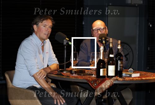 Almere 4 november 2024
Boekpresentatie Alex Pastoor bij stadion Almere city. Alex Pastoor en Kees Jansma