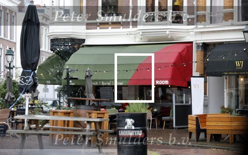 Den Haag 23 november 2024
Matthijs v Nieuwkerk en zijn vriendin Martha Riemsma met hun nieuwe hondje bij hun huis in Den Haag . Cafe Bar Room