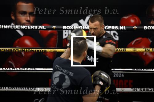 Hoofddorp 25 november 2024
Training Boxing influencers met oa Dave Roelvink Bravo Mark Schaaf  Geraldo Holzken Niek Holzken Roy  Meyer Goudtje Oussama Ahammoud Boer Ayoub en Sem v Dijk . Monica Geuze en Kaj Gorgels presenteren het .