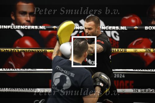 Hoofddorp 25 november 2024
Training Boxing influencers met oa Dave Roelvink Bravo Mark Schaaf  Geraldo Holzken Niek Holzken Roy  Meyer Goudtje Oussama Ahammoud Boer Ayoub en Sem v Dijk . Monica Geuze en Kaj Gorgels presenteren het .