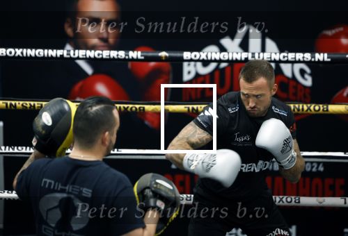 Hoofddorp 25 november 2024
Training Boxing influencers met oa Dave Roelvink Bravo Mark Schaaf  Geraldo Holzken Niek Holzken Roy  Meyer Goudtje Oussama Ahammoud Boer Ayoub en Sem v Dijk . Monica Geuze en Kaj Gorgels presenteren het .
