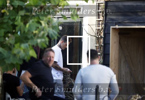 Abcoude 25 oktober 2024
De dag voor zijn rouwen heeft Douwe Bob een BBQ met vrienden in zijn tuin.