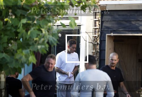 Abcoude 25 oktober 2024
De dag voor zijn rouwen heeft Douwe Bob een BBQ met vrienden in zijn tuin.