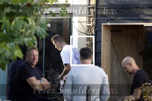 Abcoude 25 oktober 2024
De dag voor zijn rouwen heeft Douwe Bob een BBQ met vrienden in zijn tuin.