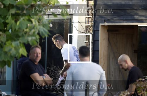 Abcoude 25 oktober 2024
De dag voor zijn rouwen heeft Douwe Bob een BBQ met vrienden in zijn tuin.