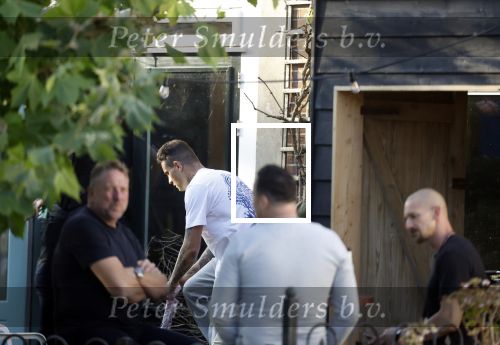 Abcoude 25 oktober 2024
De dag voor zijn rouwen heeft Douwe Bob een BBQ met vrienden in zijn tuin.