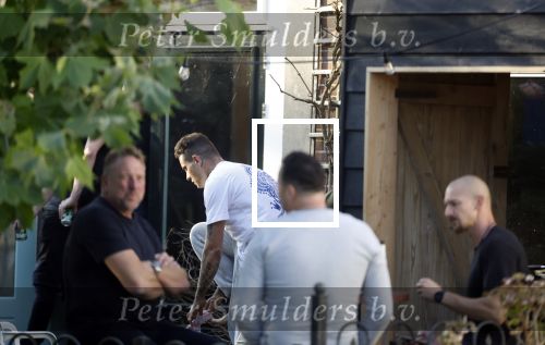 Abcoude 25 oktober 2024
De dag voor zijn rouwen heeft Douwe Bob een BBQ met vrienden in zijn tuin.