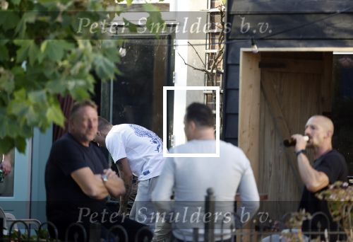 Abcoude 25 oktober 2024
De dag voor zijn rouwen heeft Douwe Bob een BBQ met vrienden in zijn tuin.