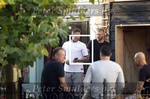 Abcoude 25 oktober 2024
De dag voor zijn rouwen heeft Douwe Bob een BBQ met vrienden in zijn tuin.