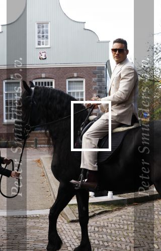 Broek en Waterland 26 oktober 2024
Douwe Bob en Anouk trouwen in de kerk van Broek en Waterland . Douwe arriveert met zijn zoontje op een paard bij de kerk.