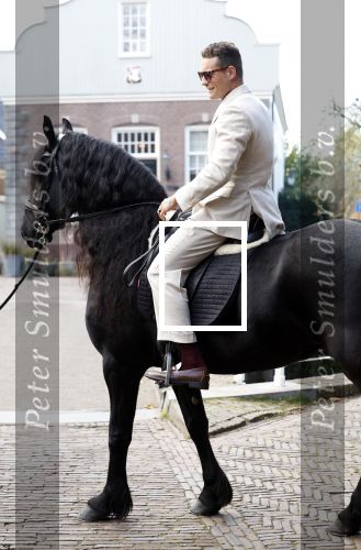 Broek en Waterland 26 oktober 2024
Douwe Bob en Anouk trouwen in de kerk van Broek en Waterland . Douwe arriveert met zijn zoontje op een paard bij de kerk.