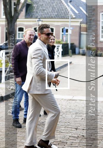Broek en Waterland 26 oktober 2024
Douwe Bob en Anouk trouwen in de kerk van Broek en Waterland . Douwe arriveert met zijn zoontje op een paard bij de kerk.
