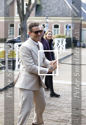 Broek en Waterland 26 oktober 2024
Douwe Bob en Anouk trouwen in de kerk van Broek en Waterland . Douwe arriveert met zijn zoontje op een paard bij de kerk.