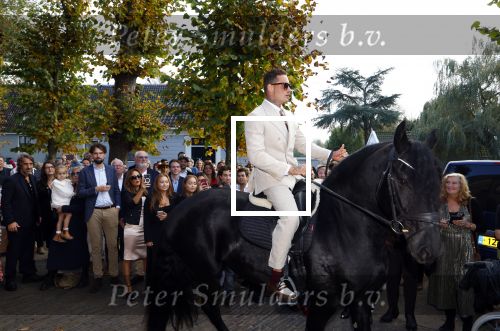 Broek en Waterland 26 oktober 2024
Douwe Bob en Anouk trouwen in de kerk van Broek en Waterland . Douwe arriveert met zijn zoontje op een paard bij de kerk.