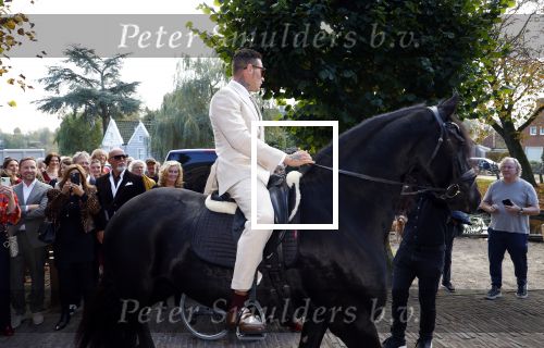 Broek en Waterland 26 oktober 2024
Douwe Bob en Anouk trouwen in de kerk van Broek en Waterland . Douwe arriveert met zijn zoontje op een paard bij de kerk.