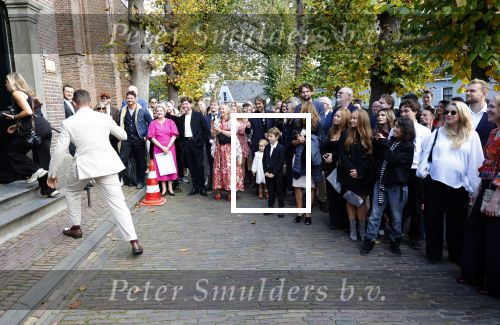 Broek en Waterland 26 oktober 2024
Douwe Bob en Anouk trouwen in de kerk van Broek en Waterland . Douwe arriveert met zijn zoontje op een paard bij de kerk.