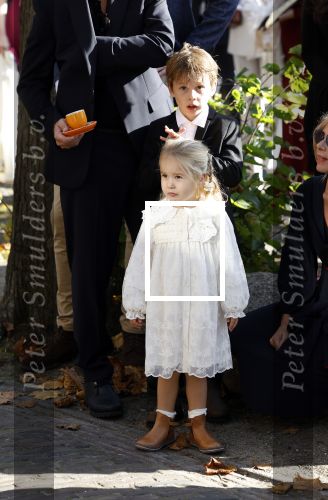 Broek en Waterland 26 oktober 2024
Douwe Bob en Anouk trouwen in de kerk van Broek en Waterland . Douwe arriveert met zijn zoontje op een paard bij de kerk. Bruidskinderen
