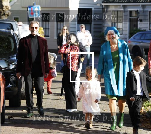 Broek en Waterland 26 oktober 2024
Douwe Bob en Anouk trouwen in de kerk van Broek en Waterland . Douwe arriveert met zijn zoontje op een paard bij de kerk. Schoonmoeder Douwe / Moeder Anouk