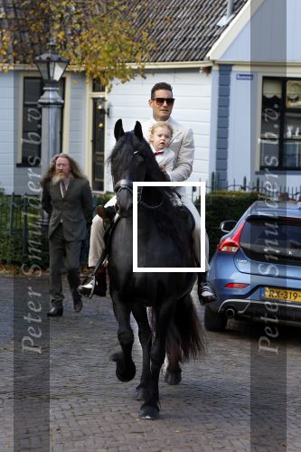 Broek en Waterland 26 oktober 2024
Douwe Bob en Anouk trouwen in de kerk van Broek en Waterland . Douwe arriveert met zijn zoontje op een paard bij de kerk. Douwe Bob met zijn zoon