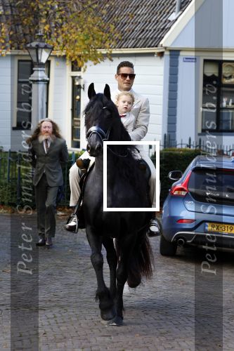 Broek en Waterland 26 oktober 2024
Douwe Bob en Anouk trouwen in de kerk van Broek en Waterland . Douwe arriveert met zijn zoontje op een paard bij de kerk. Douwe Bob met zijn zoon