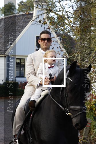 Broek en Waterland 26 oktober 2024
Douwe Bob en Anouk trouwen in de kerk van Broek en Waterland . Douwe arriveert met zijn zoontje op een paard bij de kerk. Douwe Bob met zijn zoon