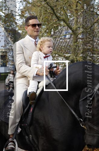 Broek en Waterland 26 oktober 2024
Douwe Bob en Anouk trouwen in de kerk van Broek en Waterland . Douwe arriveert met zijn zoontje op een paard bij de kerk. Douwe Bob met zijn zoon