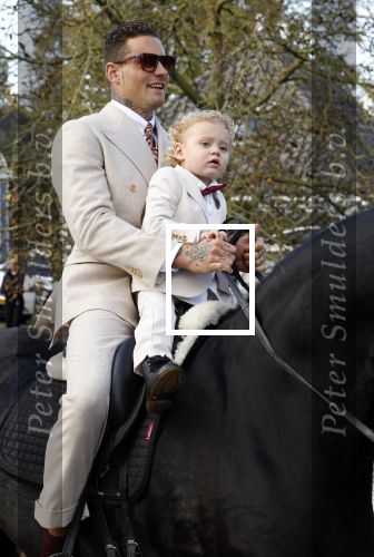 Broek en Waterland 26 oktober 2024
Douwe Bob en Anouk trouwen in de kerk van Broek en Waterland . Douwe arriveert met zijn zoontje op een paard bij de kerk. Douwe Bob met zijn zoon