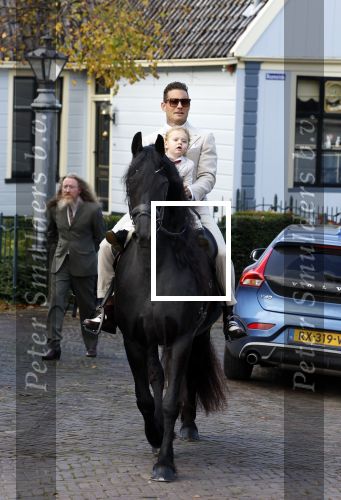 Broek en Waterland 26 oktober 2024
Douwe Bob en Anouk trouwen in de kerk van Broek en Waterland . Douwe arriveert met zijn zoontje op een paard bij de kerk. Douwe Bob met zijn zoon