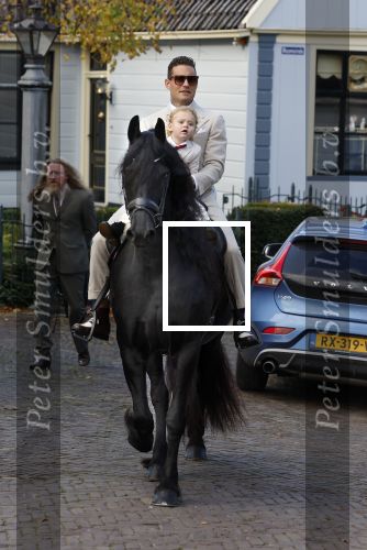 Broek en Waterland 26 oktober 2024
Douwe Bob en Anouk trouwen in de kerk van Broek en Waterland . Douwe arriveert met zijn zoontje op een paard bij de kerk. Douwe Bob met zijn zoon