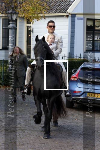 Broek en Waterland 26 oktober 2024
Douwe Bob en Anouk trouwen in de kerk van Broek en Waterland . Douwe arriveert met zijn zoontje op een paard bij de kerk. Douwe Bob met zijn zoon