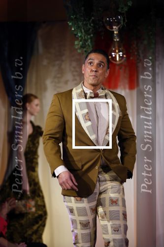 Amsterdam 2 december 2024
Addy v d Krommenacker heeft kleding ontworpen voor terre des Hommes .
oa Carolien ter Linden Jet de Nijs Justine Marcella Dwight v d Vijver Duco Bauwens Marianne Timmer en Laurien Verstraten liepen mee met de show.