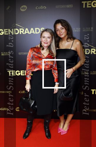 Amsterdam 4 november 2024
Premiere tegendraads in Tuschinski . Elle v Rijn met dochter Feline Neyndorff
