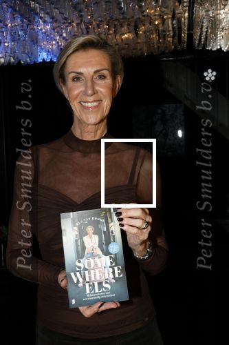 Amsterdam 3 december 2024
Boekpresentatie Els v Roode (B&B vol liefde) in het fashion hotel Haar dochters Josephine en Isabelle kregen het eerste exemplaar.